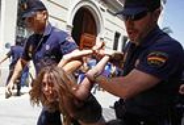 Condenan a 5 personas con pena de cárcel por las protestas ante les Corts en 2011