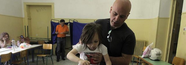 Tranquilidad y largas colas en las primeras horas del referéndum griego