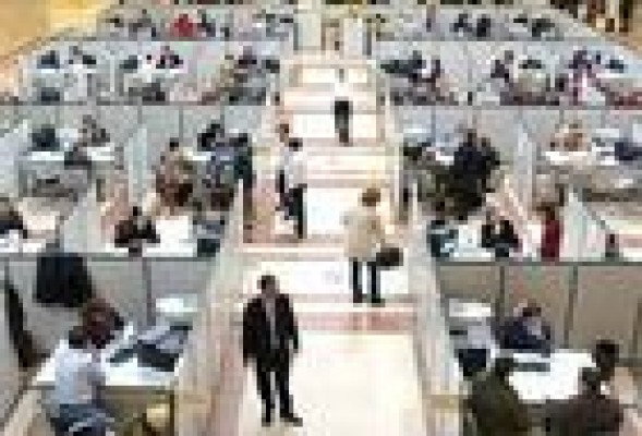 La plantilla del Estado baja un 4% y la de los consistorios sube un 3,3%
