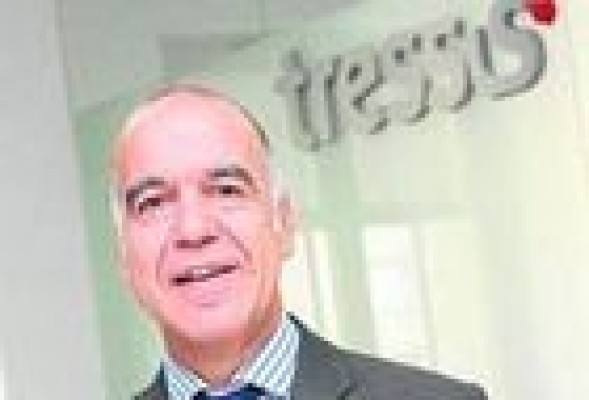 El fundador de Tressis cruzará a nado el estrecho por una buena causa