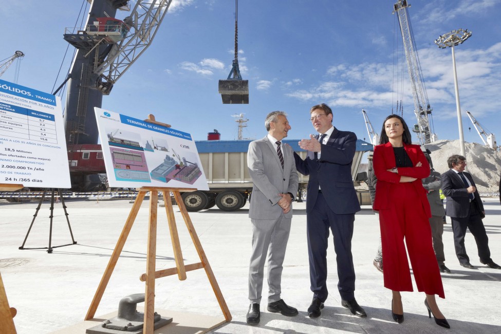 Toledo, Puig y Ulloa, durante la visita al Muelle de la Cerámica. (Foto: ANTONIO PRADAS) - 