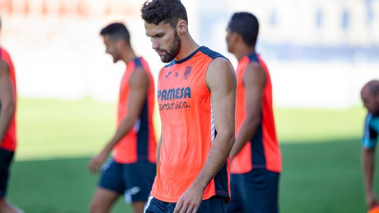 Pedraza sustituirá al sancionado Costa en Viena con un Villarreal con la enfermería llena
