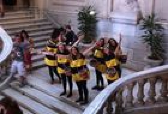 Un enjambre de abejas humanas conciencia a los valencianos de la importancia de este insecto para la economía