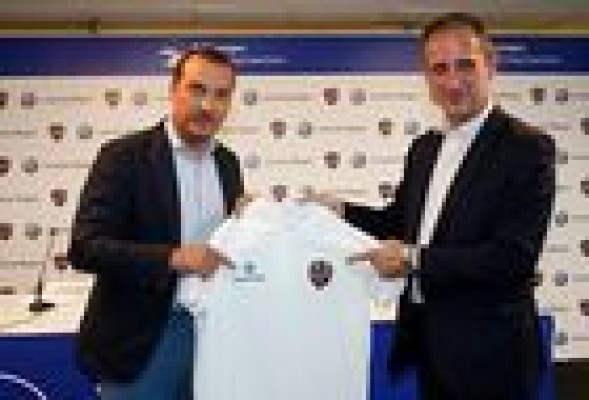 Clientes, jugadores del Levante UD y periodistas prueban toda la gama en la Volkswagen Race Tour