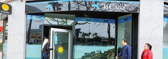 Caixabank pone en marcha un servicio de entrega inmediata de tarjetas