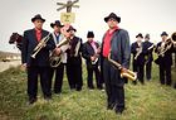 La música balcánica y gitana inunda la playa de Tavernes este fin de semana