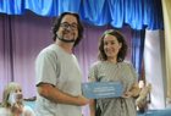David Burguera recibe el Premio Mercat del Cabanyal por su novela 'Polvareda'