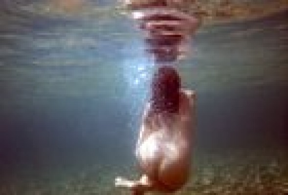 Regreso a Venus: Iranzo redescubre la belleza retratando mujeres bajo el mar