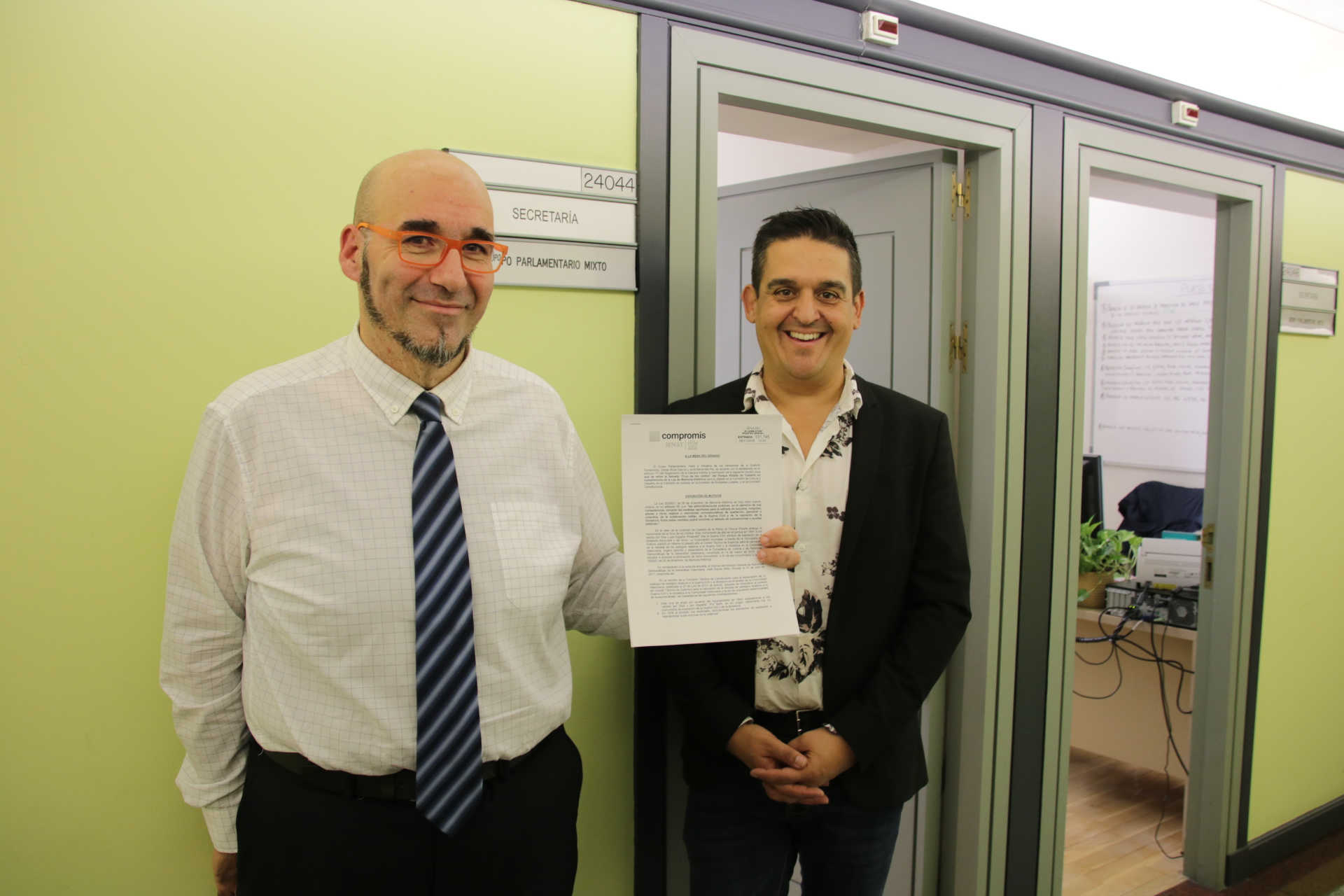 Los senadores Jordi Navarrete y Carles Mulet, al registrar su proposición no de ley en la Cámara Alta. - 