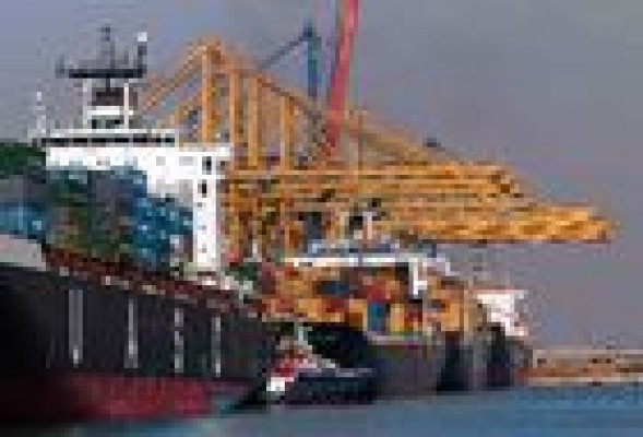 El Puerto de Valencia reduce tasas a barcos y cruceros tras superar en un 80% la previsión de beneficios