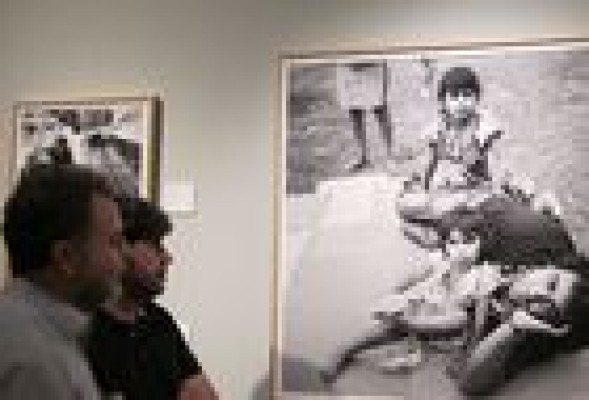  El MuVIM camina entre 'paisajes' a través la fotografía de Mollà y la pintura de los becados Alfons Roig