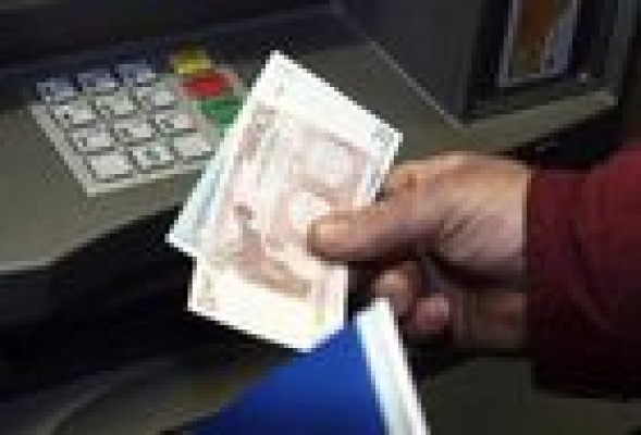 Santander también cobrará 2 euros por sus cajeros:<br/> ¿cuántos seguirán siendo gratis en septiembre?