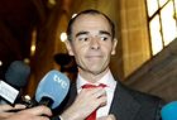 Manuel Llombart, a ambos lados de la puerta giratoria