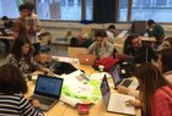 Estudiantes universitarios al mando de su propia empresa