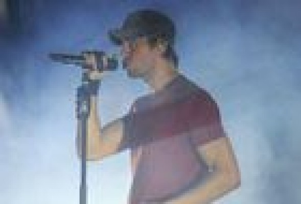 Por qué es un drama que Enrique Iglesias destroce en directo a 'La Chica de Ayer'