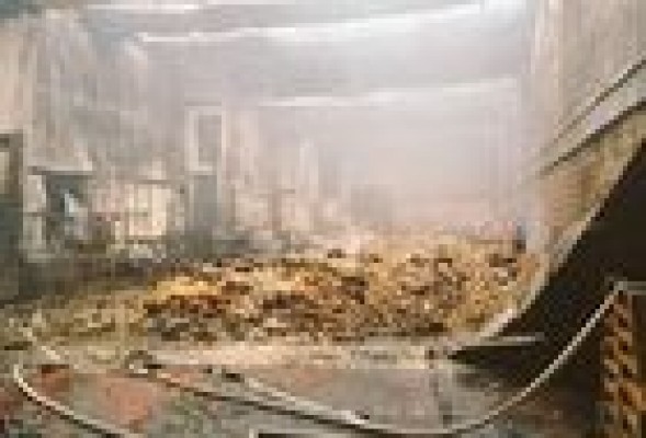 Un incendio arrasa la nave de una empresa de patatas fritas en Benifaio