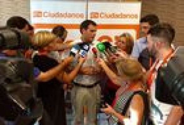 Albert Rivera mantiene en el aire la moción de censura en Gandia