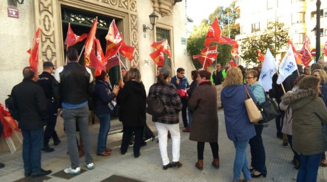 Los trabajadores del Hospital General se concentran para reclamar la publicación de su convenio 