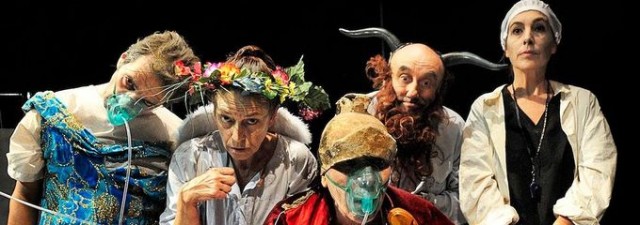 La fascinación atea por las procesiones desfila por los teatros