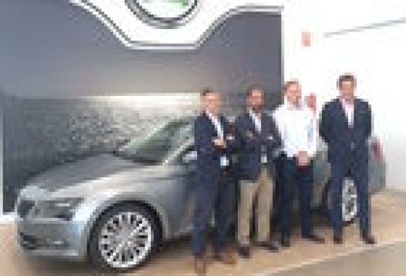 La Vuelta pasa por Skoda Plauto al volante del nuevo SuperB