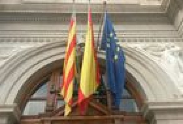 Moragues advierte a los alcaldes que la bandera de España debe ondear en los ayuntamientos