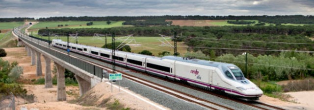 Empresarios castellonenses muestran su descontento ante el nuevo horario del tren Castellón-Madrid