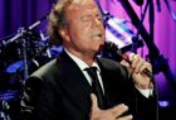 El Gobierno de Gandia denuncia que Torró pagó 795.000 euros por conciertos de Tom Jones y Julio Iglesias