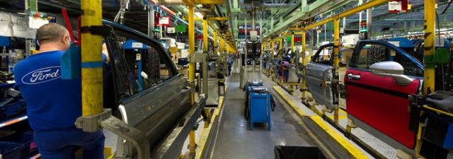 Ford para 14 horas la producción de coches ante la falta de suministro de un muelle