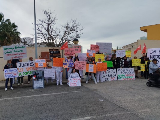 Los trabajadores de la residencia de Benidorm exigen a la Generalitat avances en la licitación