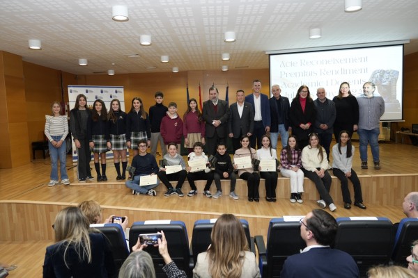 Burriana concede los galardones al rendimiento académico y reconoce a docentes jubilados en 2024