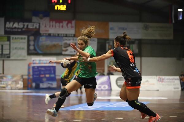 El Balonmano Castellón recibe un correctivo en su visita al líder de División de Honor (42-22)
