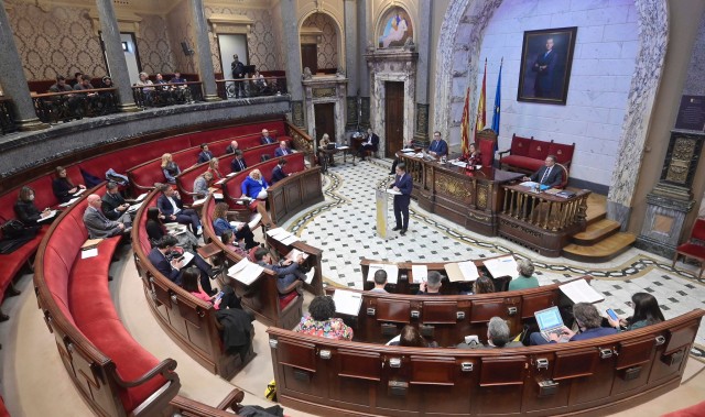 Compromís y PSPV abandonan el pleno tras delegar Catalá su comparecencia por la Dana