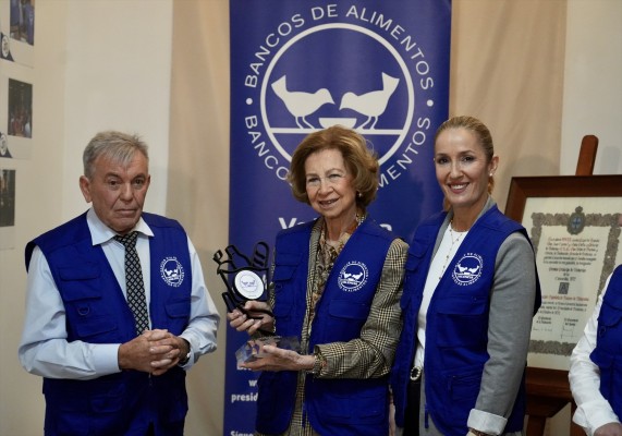 La Reina Sofía visita el Banco de Alimentos de Valencia para conocer su labor tras la Dana