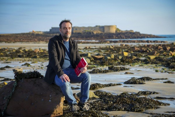 El lorquino Agustín Martínez publica 'El esplendor': nazis, dinero y perversión en una isla del Canal de la Mancha