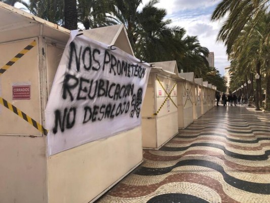 Los 'hippies' de La Explanada de Alicante pelearán ante la justicia por la suspensión de su retirada