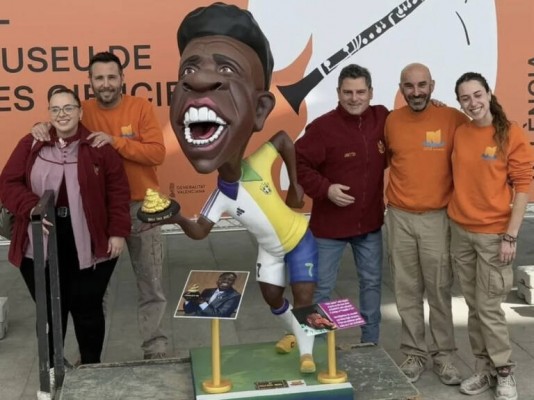 Un artista fallero denuncia amenazas de muerte e insultos por un ninot de Vinícius con el 'Cagalló d'Or'