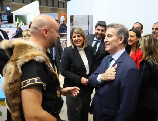 Feijóo se vuelca con Cartagena en Fitur: un asiático, una réplica del Isaac Peral y un guiño a las tropas y legiones