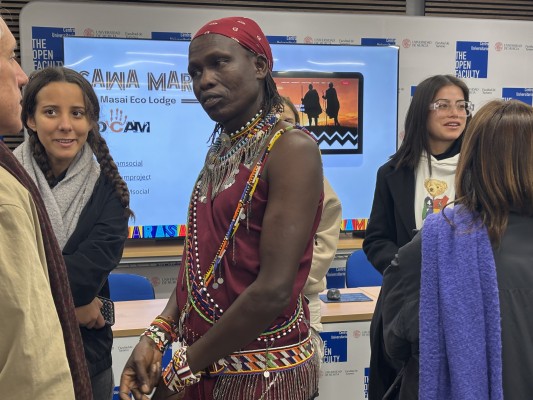 Un guerrero masai en la Universidad de Murcia