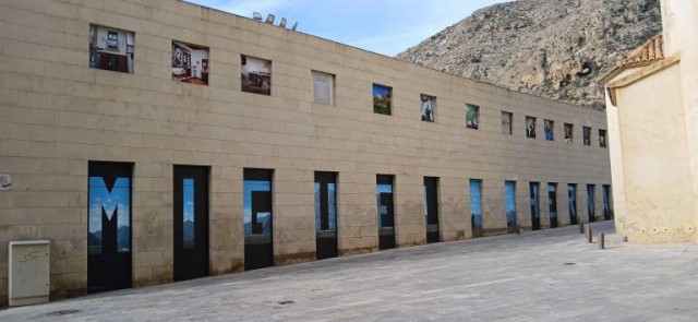 Sumar lleva al Congreso la retirada de los 17 vinilos reivindicativos del rincón hernandiano de Orihuela