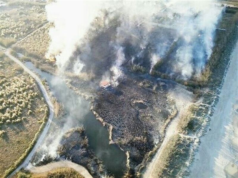 Bomberos trabajan en incendios cercanos a la playa en Cullera y Alcossebre