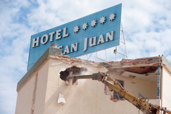 Así es el derribo del hotel Sidi San Juan de Alicante (fotos RAFA MOLINA)