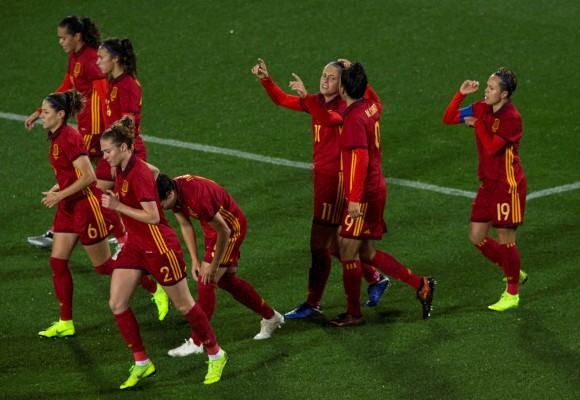 España conjuga un buen triunfo ante Polonia