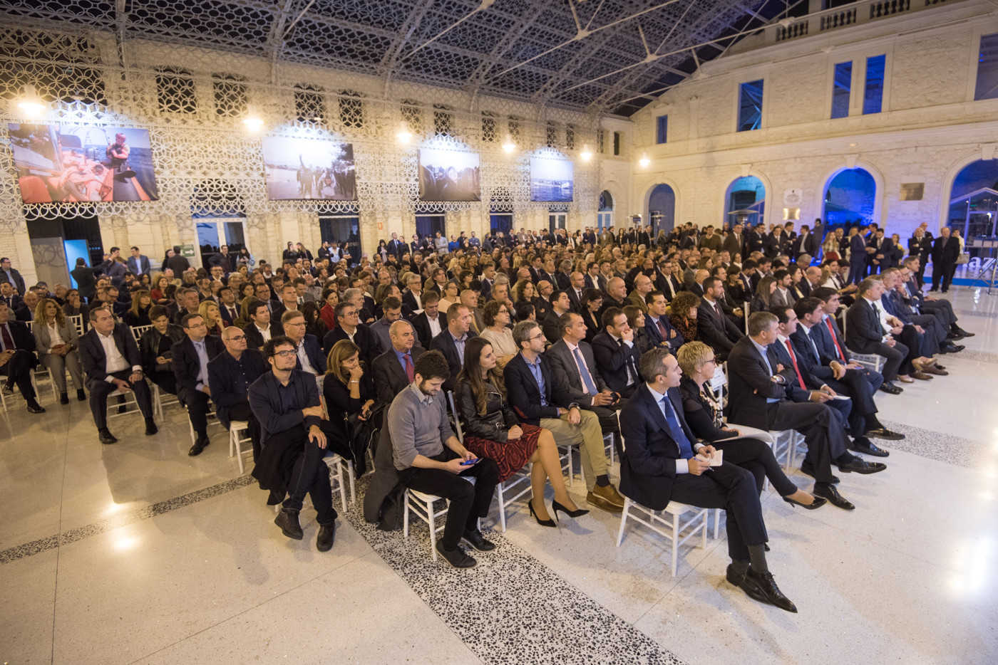 Más de 500 personas soplan las velas del II aniversario de Alicante Plaza 