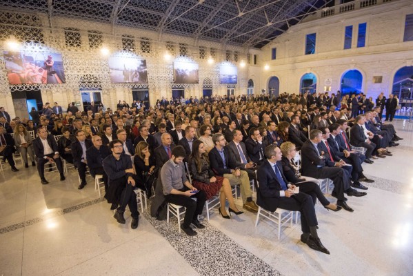 Más de 500 personas soplan las velas del II aniversario de Alicante Plaza 