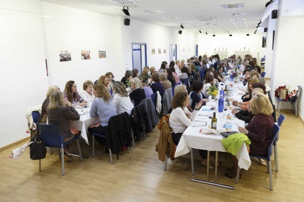 Almuerzo  solidario de mujeres en el colegio El Valle de Alicante (fotos PEPE OLIVARES)