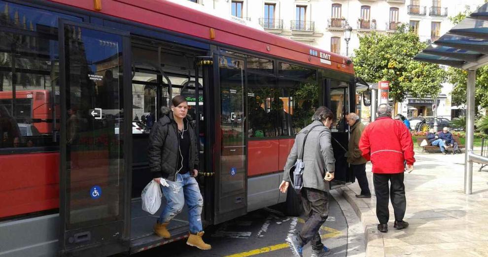 Siete de cada diez conductores dejarían el coche si mejorara el transporte público, según la OCU