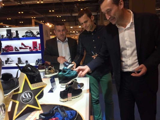 Las empresas de calzado en Momad Shoes (fotos EFE/AP)