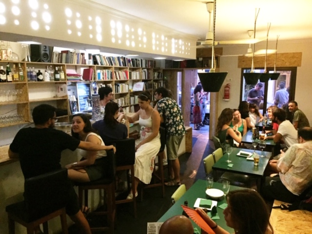 Hamburguesas y pizzas con sabor a literatura Pulp y cómic