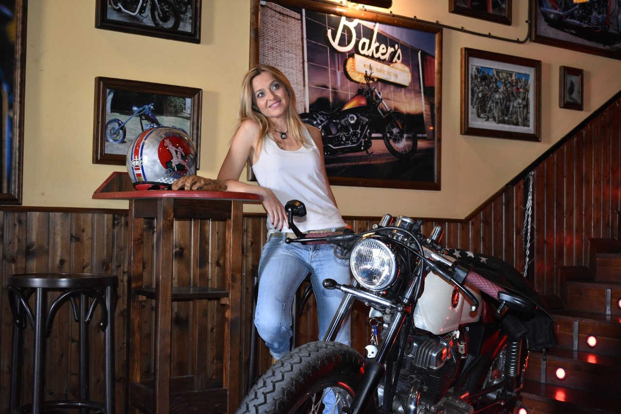 Pasarela motera y moda ciclista en los salones de la moto y la bici de València