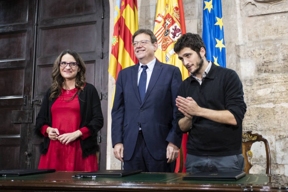 Mónica Oltra, Ximo Puig y Antonio Estañ en la firma del acuerdo presupuestario para 2019. Foto: EVA MAÑEZ - 